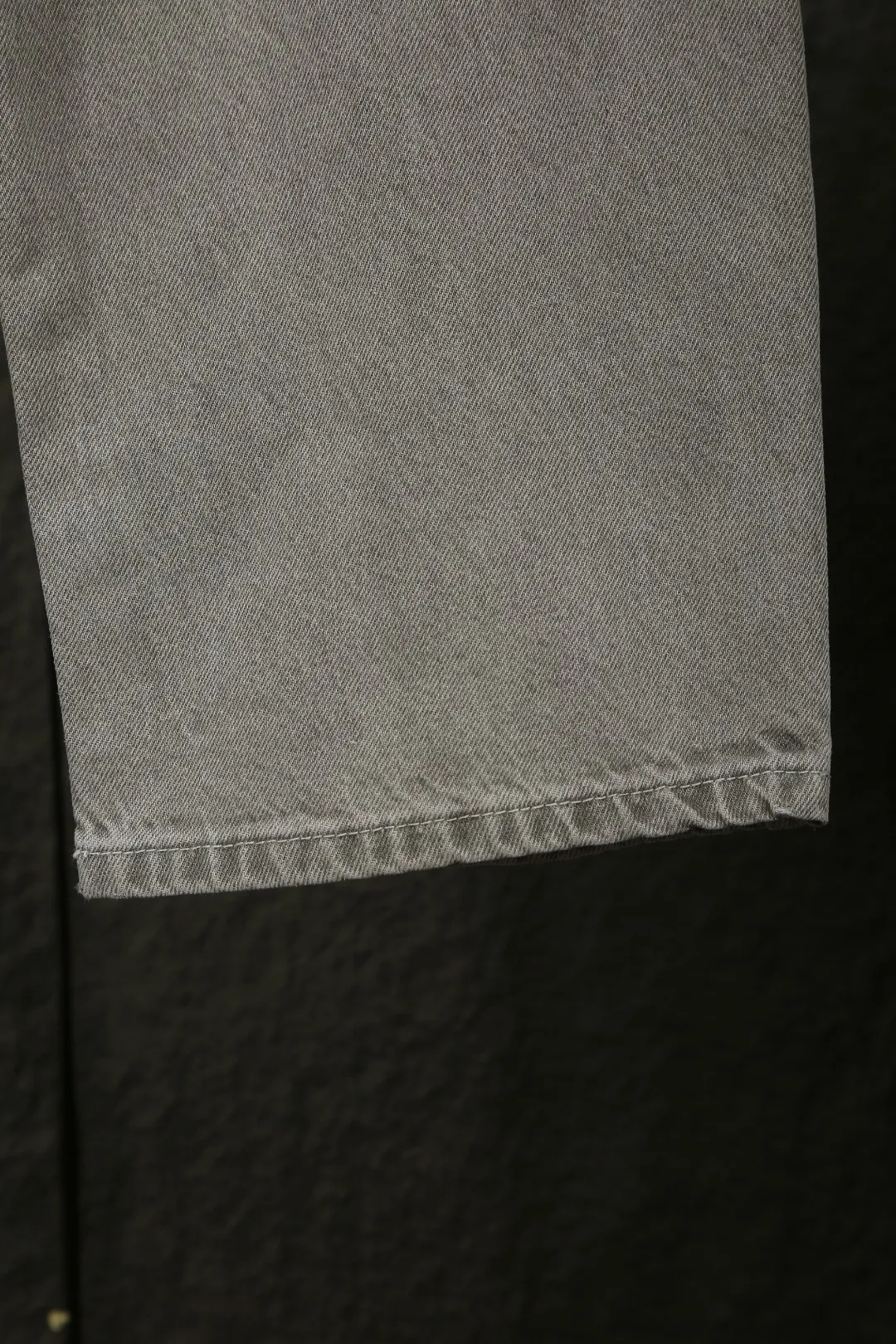P230 Actual photo [High quality] Code: 25026# Color: washed gray Size: S/28 to Fermentation wash and soft color fixation, soft and thick to wear. Details are all hand-polished and made with craftsmanship. All-over jacquard fabric has a unique design style. Multiple processes have been used to create a full retro feel. A niche and unique non-contrast shirt. Customized distressed spray-painted buttons. Every detail is crafted with craftsmanship.